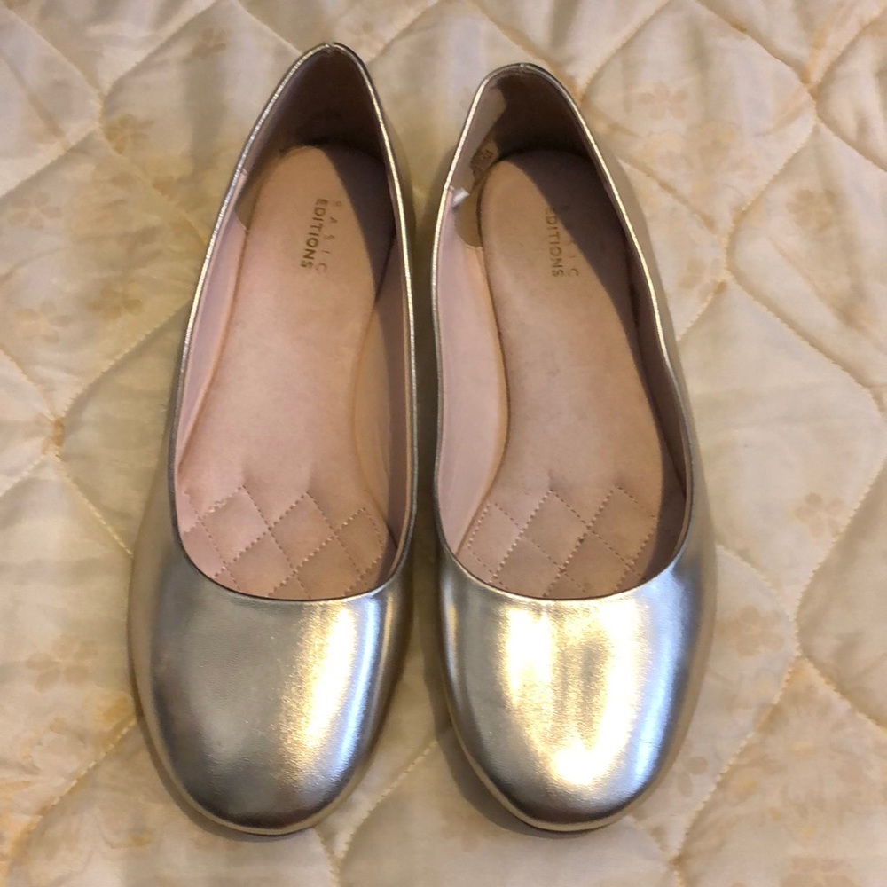 Cute Gold slip on flats